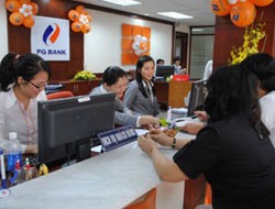 Tại một phòng giao dịch của PG Bank. Vốn điều lệ 2.000 tỷ đồng của ngân hàng này đang ở dưới mức quy định của Nghị định 141/NĐ-CP.