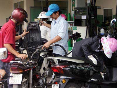  Giá xăng trong nước vẫn đứng yên