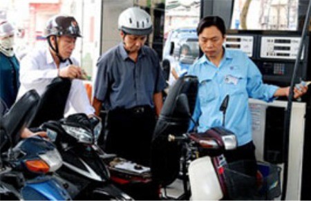 Mới đây nhất, vào ngày 10/10, giá bán lẻ của dầu hỏa và dầu diezel đã được điều chỉnh giảm 300 - 400 đồng/lít.
