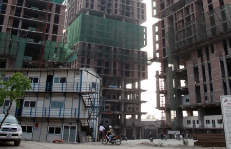 Khi niềm tin trên thị trường bị suy giảm, việc “khoe” tiến độ được cho là cứu cánh giúp các chủ đầu tư lôi kéo khách hàng đến với mình.