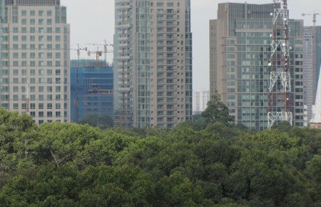 Giá bán căn hộ tại dự án của mình đang giảm mạnh, song nhiều ông chủ đầu tư thực sự vẫn có thể "rung đùi".