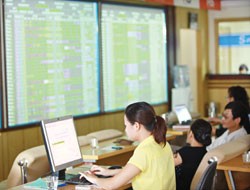 Khi nguồn vốn hạn chế, DN không nên mua cổ phiếu quỹ mà để phát triển kinh doanh