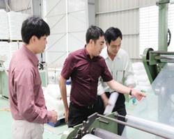 Ông Bùi Công Toanh (đứng giữa), Giám đốc PVC-MT kiểm tra dây chuyền sản xuất bao PE của Nhà máy Bao bì Dung Quất  do PVC-MT đầu tư. 