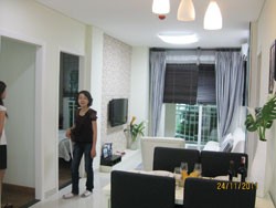 Khách hàng xem nhà mẫu Charm Plaza
