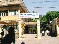 Bệnh viện Việt Đức có diện tích mặt bằng khoảng 30.000 m2 giữa trung tâm thủ đô Hà Nội với 3 mặt giáp đường Tràng Thi, Phủ Doãn, Quán Sứ