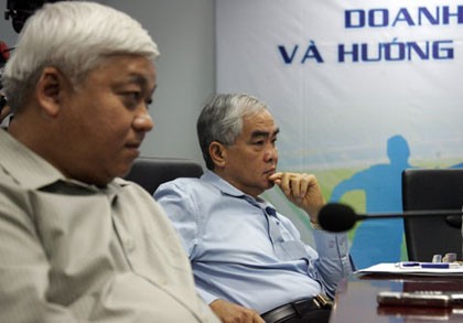 Ông Lê Hùng Dũng (phải) sẽ xem xét khả năng cắt tài trợ Eximbank đối với giải Ngoại hạng quốc gia. 
