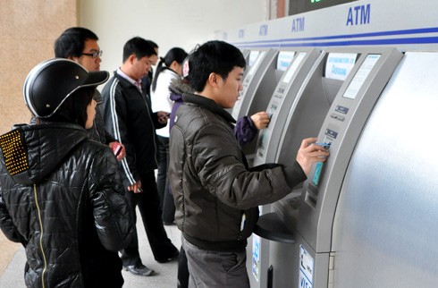 Cây ATM tắc nghẽn dịp cận Tết