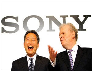 Ông Kazuo Hirai, CEO mới của Sony (bên trái)