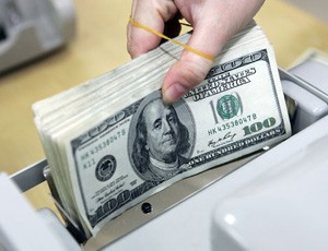 Tạm giữ hơn 100.000 USD mang trái phép