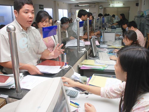 TPHCM ở vị trí thứ 20 trong bảng xếp hạng PCI năm 2011. Trong ảnh: Làm thủ tục đăng ký kinh doanh tại Sở Kế hoạch - Đầu tư TP. HCM