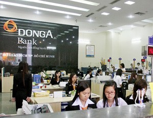 Thắt tín dụng, ngân hàng vẫn kỳ vọng nguồn thu từ lãi