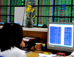 Nhà đầu tư chứng khoán “ôm bom” 