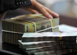 Ngân hàng rút lãi suất tất cả các khoản vay cũ về tối đa 15%/năm