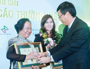 Chủ tịch UBCK Vũ Bằng trao giải BCTN xuất sắc nhất năm 2011 cho lãnh đạo Dược Hậu Giang và PVDrilling