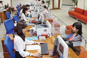 Hạ lãi vay nợ cũ: không chế tài, giải pháp nào?