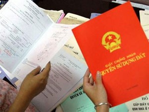 Làm sổ đỏ: Chủ đầu tư sốt sắng, dân nghi ngờ
