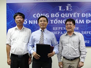 Ông Lê Đào Nguyên - UV HĐQT BIDV, ông Trịnh Minh Tâm - UV HĐTV VRB trao quyết định bổ nhiệm ông Phạm Đức Ấn giữ chức vụ Tổng giám đốc VRB