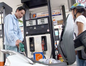 Một số chuyên gia nói, phải có giá trần cho xăng