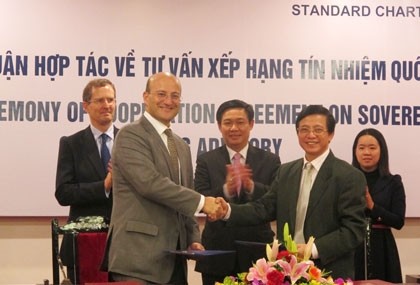 Tháng 3/2012, Standard Chartered  đã ký thỏa thuận hợp tác với Bộ Tài chính Việt Nam về tư vấn xếp hạng tín nhiệm quốc gia