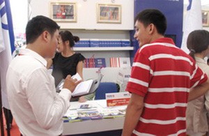 Cán bộ BIC tư vấn bảo hiểm cho khách hàng