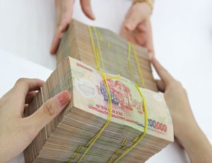 Lãi suất huy động vượt trần, vẫn do thanh khoản