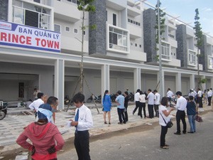 Khách hàng đi xem thực tế nhà phố thương mại Prince Town