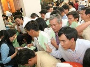 Không biết bao giờ thị trường mới được chứng kiến lại những phiên đấu giá cổ phiếu sôi động như thế này