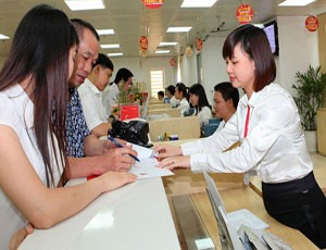 Nhân viên ngân hàng đang đối mặt cuộc thanh lọc nhân sự. Ảnh: Đầu tư