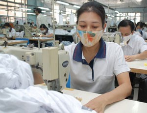 Nhiều doanh nghiệp khuyến khích lao động đi làm sớm sau sinh bằng cách trả lương ưu đãi hơn. 
