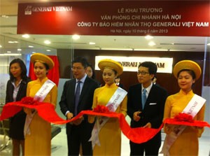 Ông Simon Lam, Tổng Giám đốc GVL cắt băng khai trương Văn phòng mới