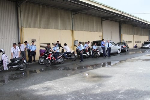 Các ngân hàng cử nhân viên bảo vệ túc trực tại kho xưởng của đại gia cà phê Trường Ngân
