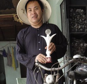 Anh nông dân bỏ ngàn USD chơi xe cổ 