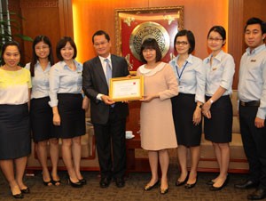 Đại diện MB nhận giải thưởng từ đại diện Wells Fargo