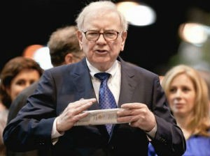 Với Warren Buffett, báo giấy vẫn có giá trị riêng và còn tương lai. Ảnh: AP