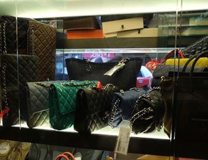 Khách hàng đến Yes Lady vay tiền chỉ cần thế chấp túi xách hàng hiệu. Ảnh: WSJ