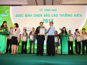 Trao giải cho các DN có BCTN nằm trong top 50 BCTN tốt nhất 2013