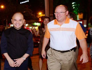 CEO hãng nội thất Ashley Todd Wanek cùng ông Dương Quốc Nam trong chuyến làm việc tại Việt Nam. 