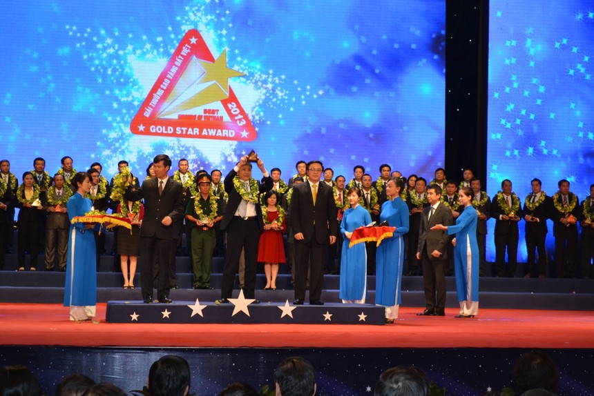 ông Bùi Xuân Thu, Phó tổng giám đốc PTI nhận giải Sao vàng đất Việt 2013
