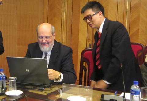 Ông Bruce K.Forbes (trái) làm việc tại Bộ Xây dựng sáng ngày 17/9. 