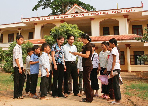 Thực hư chuyện "ép" học sinh mua bảo hiểm