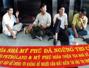 Đây là lần thứ 6 nhóm khách hàng này kéo đến bao vây chủ đầu tư nhưng vẫn chưa giải quyết được gì