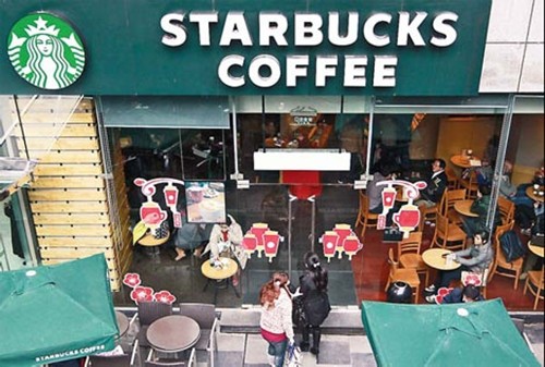 Giá một cốc latte tại Starbucks Trung Quốc cao hơn 30% so với Mỹ. Ảnh: China Daily